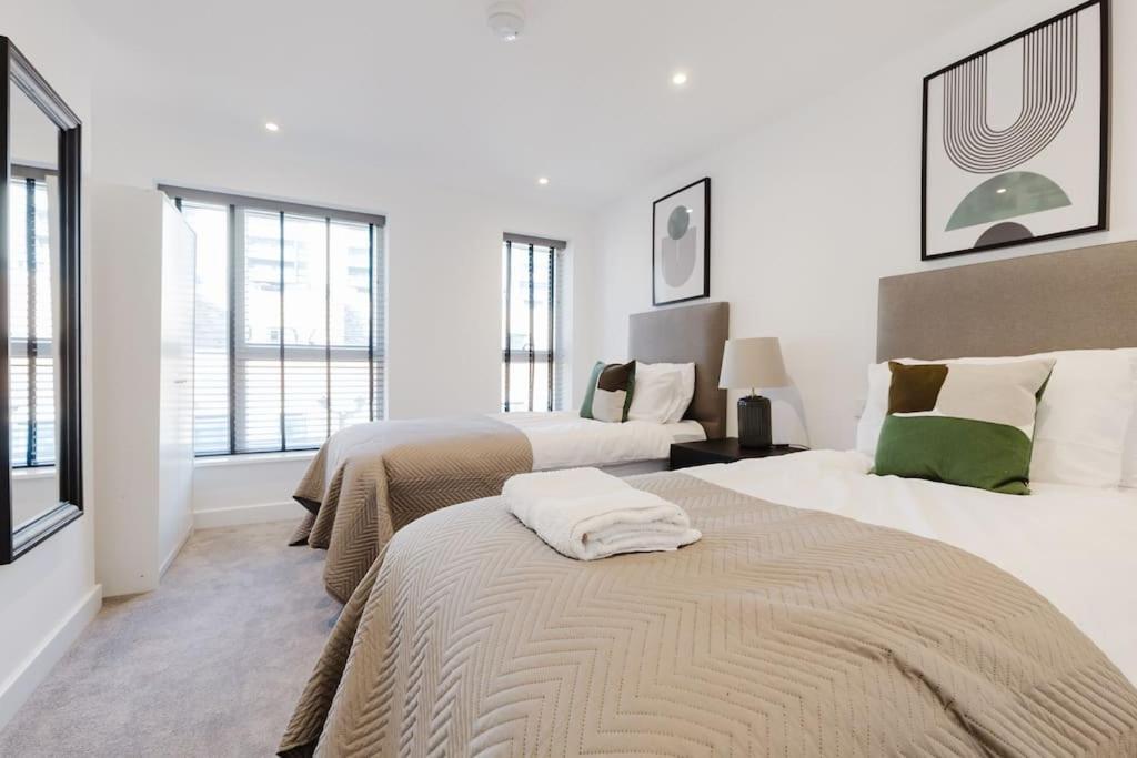 4-Level Luxury 2 Bedroom House Sleeps 6, Rooftop, Harry P & Free Parking Watford  Exterior foto
